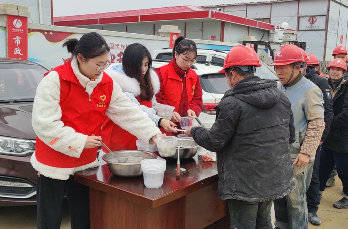 南昌市政建設(shè)集團到項目一線慰問員工開展送湯圓活動691.jpg