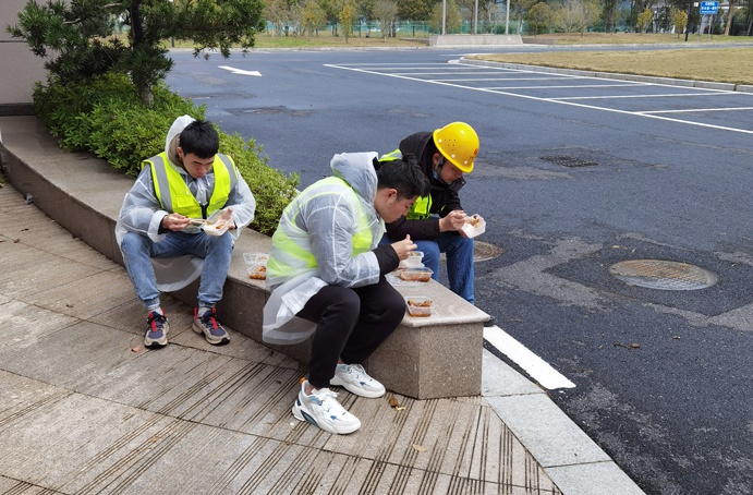 南昌市政建設(shè)集團黨旗在項目一線高高飄揚6915.jpg