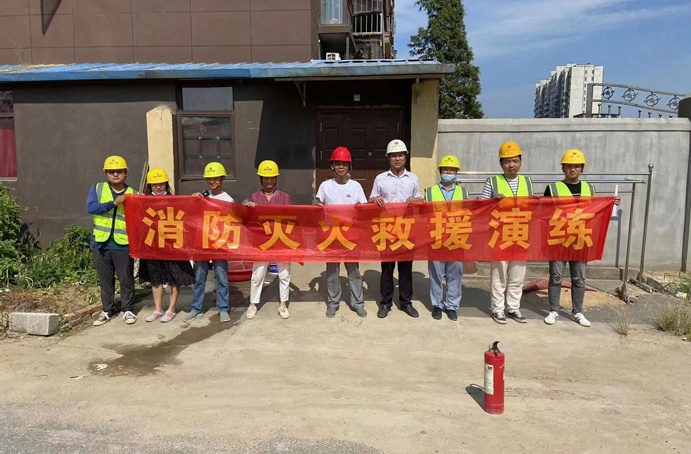 青山湖區(qū)安置房周邊道路項目部聯(lián)合建設(shè)單位及監(jiān)理單位開展消防滅火應(yīng)急救援演練