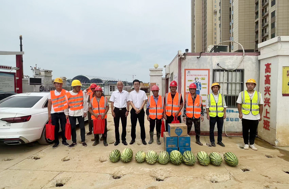 南昌市政建設(shè)集團(tuán)開展夏日送清涼慰問活動(dòng)